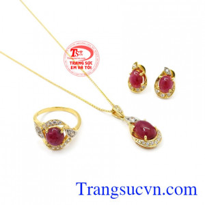 Bộ trang sức vàng Ruby hiện đại có giấy kiểm định đá quý uy tín.