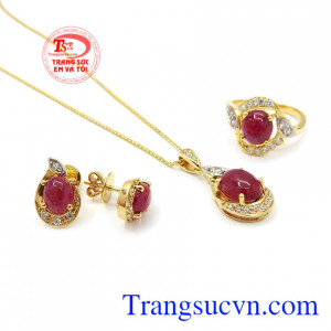 Bộ trang sức vàng Ruby hiện đại mang lại giàu sang, thịnh vượng cho người đeo.