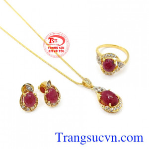 Bộ trang sức vàng Ruby hiện đại là bộ sản phẩm làm tôn lên vẻ đẹp của phái nữ.