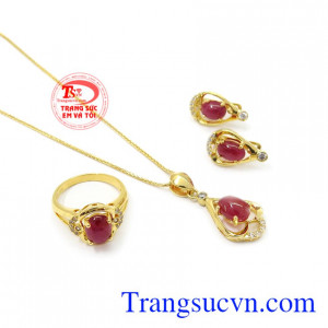 Bộ trang sức vàng Ruby quý phái được chế tác từ đá Ruby thiên nhiên Lục Yên.