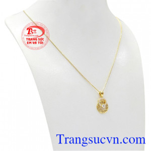 Bộ trang sức xinh đẹp 18k được chế tác từ vàng tây sáng bóng, bền đẹp. 