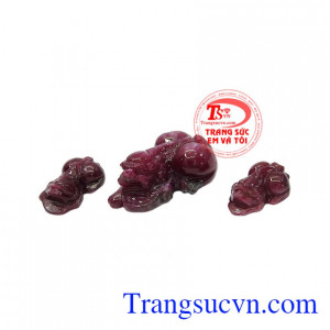 Bộ Tỳ Hưu Ruby may mắn có thể bọc vàng chế tác làm mặt dây chuyền, nhẫn và lắc tay