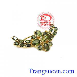 Cài áo sapphir quý phái được thiết kế sang trọng và đẳng cấp. 