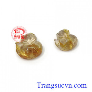 Cặp hồ ly thạch anh tóc quyền lực rất được phái đẹp ưa chuộng, đeo hồ ly sẽ mang lại may mắn trong đường tình duyên, sự khôn khéo trong giao tiếp và ứng xử cuộc sống