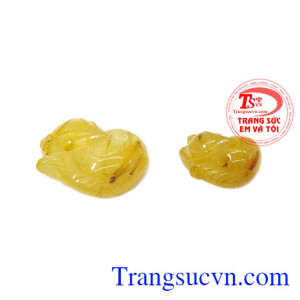 Cặp hồ ly thạch anh tóc thiên nhiên được chạm khắc tinh tế và hợp phong thủy. 