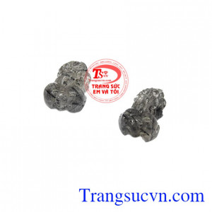 Tỳ hưu có miệng rộng, mông to, thích ăn vàng bạc châu báu nhưng lại không có hậu môn, nên chỉ ăn vào mà không nhả, do vậy tỳ hưu chiêu tài, giữ lộc,Cặp tỳ hưu thạch anh tóc đen tài lộc