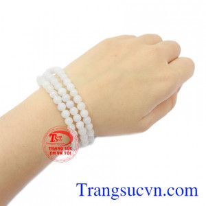 Chuỗi cẩm thạch thiên nhiên 5 ly phù hợp với nhiều kiểu trang phục.