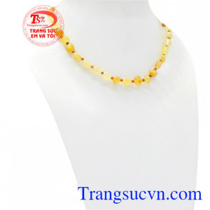 Chuỗi đeo cổ hổ phách trẻ em hiện nay đang được nhiều bậc cha mẹ yêu thích và lựa chọn cho con mình.