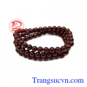Chuỗi Garnet may mắn được chế tác tinh xảo, màu đẹp, hợp thời trang.