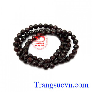 Chuỗi Garnet thiên nhiên phù hợp với nhiều kiểu quần áo.