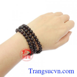 Đá Garnet là biểu tượng của lòng trung thành, niềm tin và sức mạnh. Chuỗi Garnet thiên nhiên