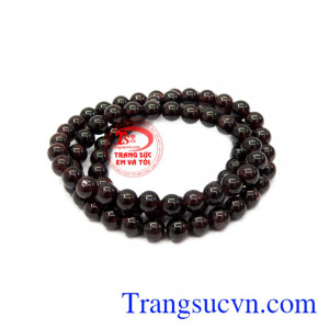Chuỗi Garnet thiên nhiên được chế tác từ đá Garnet thiên nhiên.