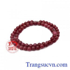 Chuỗi hạt đeo cổ Ruby có thể kết hợp với nhiều kiểu trang phục.