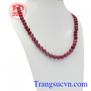 Chuỗi hạt đeo cổ Ruby tôn lên vẻ sang trọng, tinh tế cho người đeo.
