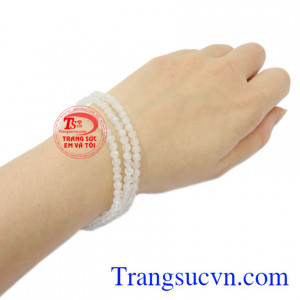 Theo truyền thuyết cho rằng loại đá này hấp thụ năng lượng kích thích từ mặt trăng giúp xoa dịu những điềm xấu cho người đeo. Chuỗi MoonStone thiên nhiên