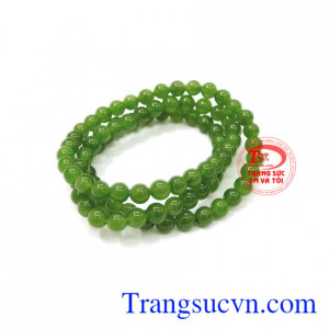 Chuỗi Nephrite thiên nhiên dùng để đeo tay, làm tôn lên vẻ sang trọng cho người đeo.