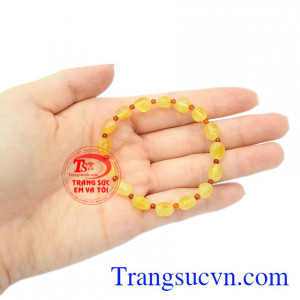 Đá hổ phách (Amber) phù hợp với những người mệnh thổ và kim. Chuỗi tay hổ phách bé xinh