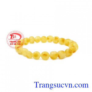 Đá hổ phách có công dụng tốt cho việc đẩy lùi những năng lượng xấu đem lại điềm lành cho người đeo. Chuỗi tay hổ phách tài lộc