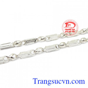 Dây chuyền bạc không chỉ có tác dụng cản gió bảo vệ sức khỏe mà còn tạo nên phong cách riêng của người dùng. Dây chuyền bạc nam thời trang
