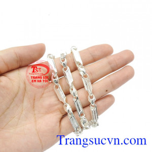 Sản phẩm có thể kết hợp với mặt dây để tạo thêm điểm nhấn. Dây chuyền bạc nam thời trang.