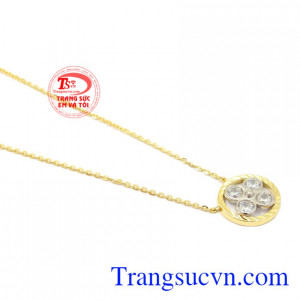 Dây chuyền nữ hoa vàng 10k Korea là món quà tinh tế dành cho người thương vào dịp đặc biệt.