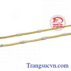 Sản phẩm kết hợp vàng tây và vàng trắng tạo điểm nhấn cho sản phẩm. Dây chuyền nữ quyền lực
