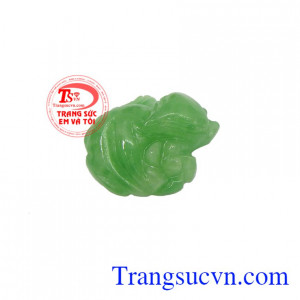 Hồ ly ngọc jadeite đẹp ôm hoa kiêu sa mang đến nhiều may mắn về tình duyên cho người đeo