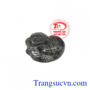 Hồ ly thạch anh tóc đen đẹp được chạm khắc từ thạch anh tóc đen thiên nhiên. 