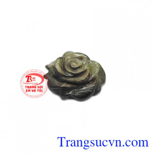 Hoa hồng sapphir vĩnh cửu biểu tượng cho tình yêu của bạn và người ấy mãi mãi không hề phôi phai. 