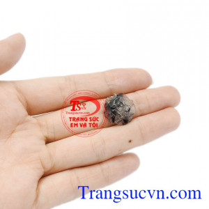 Hoa hồng thạch anh tóc đen thích hợp bọc vàng hoặc bạc để làm mặt dây. Hoa hồng thạch anh tóc đen đẹp