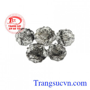 Hoa hồng thạch anh tóc đen tinh tế thích hợp với người mệnh mộc và thủy. Hoa hồng thạch anh tóc đen tinh tế.