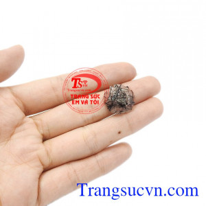 Sản phẩm vừa mang nét hiện đại, tinh tế và quyến rũ khiến cho bất cứ ai nhìn cũng đều bị hấp dẫn. Hoa hồng thạch anh tóc đen tinh tế