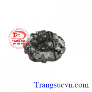 Hoa hồng thạch anh tóc đen tinh tế là lựa chọn hoàn hảo để làm mặt dây. 