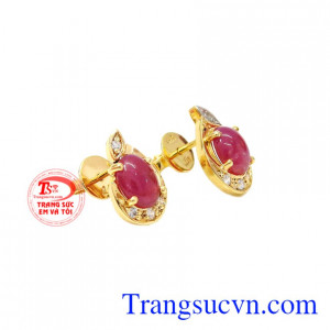 Hoa tai Ruby vàng 14k quý phái tôn lên vẻ quý phái, đẳng cấp, sang trọng cho người đeo.