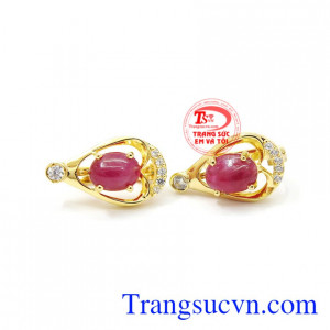 Hoa tai Ruby vàng 14k sang trọng ngoài tác dụng làm trang sức còn có khả năng đem lại may mắn về phong thủy cho người đeo.