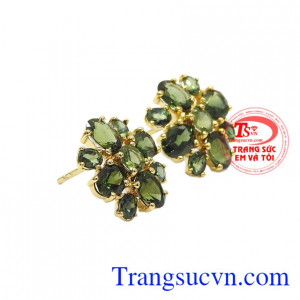 Hoa tai sapphir quý phái là sự thiết kế hài hòa từ vàng tây và sapphir thiên nhiên. Hoa tai sapphir quý phái