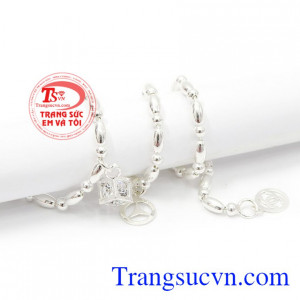 Quà tặng ý nghĩa dành tặng người thân và bạn bè. Lắc chân bạc độc đáo