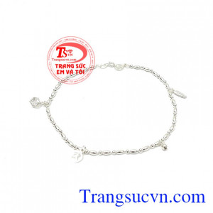 Lắc chân bạc độc đáo được thiết kế với các chi tiết nhỏ xinh, dễ thương.