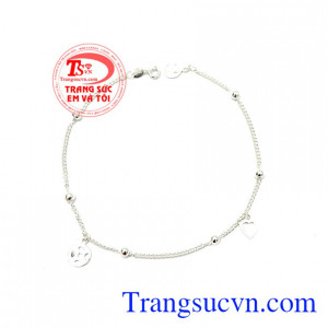 Lắc chân bạc hạnh phúc được thiết kế vô cùng tinh tế và nhẹ nhàng cho bạn gái luôn thoải mái khi sử dụng. 