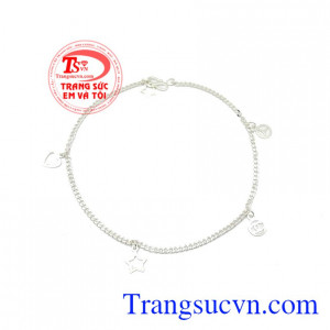 Lắc chân bạc nữ may mắn giúp bảo vệ sức khỏe người dùng và mang lại vẻ đẹp tinh tế. 