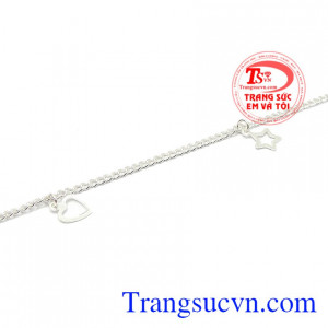 Lắc chân thích hợp với nhiều trang phục. Lắc chân bạc nữ may mắn