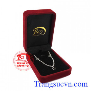 Sản phẩm là món quà ý nghĩa dành tặng cho người thân và bạn bè. Lắc chân bạc nữ may mắn.