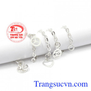 Lắc chân thích hợp với nhiều trang phục. Lắc chân bạc nữ phong cách