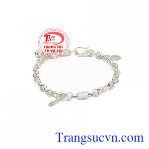 Lắc tay bạc cho bé xinh xắn lắc bạc đáng yêu, tránh gió, kỵ tà ma cho trẻ, giúp các bậc phụ huynh yên tâm cho bé thoải mái vui chơi,Lắc tay bạc cho bé xinh xắn