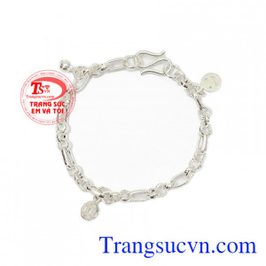 Với thiết kế đơn giản nhưng vẫn không kém phần đáng yêu dành cho các bé nhiều độ tuổi,Lắc tay bạc cho bé xinh xắn