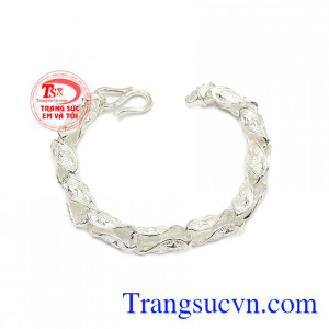 Lắc tay bạc nam độc đáo.