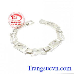 Lắc tay bạc nam thời trang được thiết kế với các đường nét mạnh mẽ đầy cá tính.