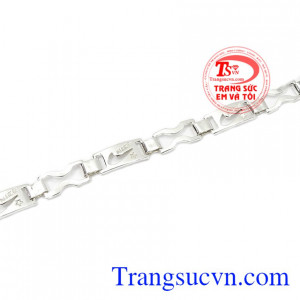 Sản phẩm phù hợp với nhiều độ tuổi, dễ dàng kết hợp với các trang phục khác nhau. Lắc tay bạc nam thời trang