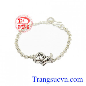 Lắc tay bạc theo tuổi cho bé là sản phẩm vòng tay bạc đẹp được nhiều người ưa thích để làm món quà dành tặng bé yêu, có thể thay đổi hình theo tuổi của từng bé,Lắc tay bạc theo tuổi cho bé