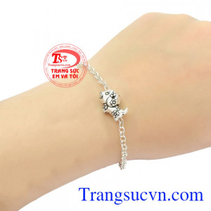 Sản phẩm còn giúp các bé tránh gió nên được các bố mẹ rất ưa chuộng,Lắc tay bạc theo tuổi cho bé